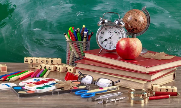 Okul malzemeleri için çalışma masasında bileşiminde