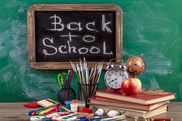 Okul malzemeleri için çalışma masasında bileşiminde