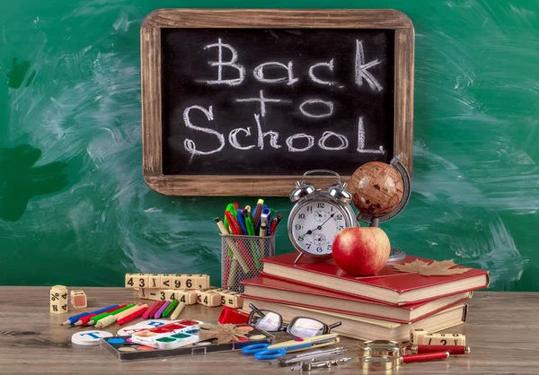 Okul malzemeleri için çalışma masasında bileşiminde