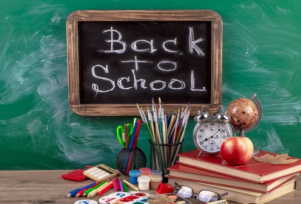 Okul malzemeleri için çalışma masasında bileşiminde