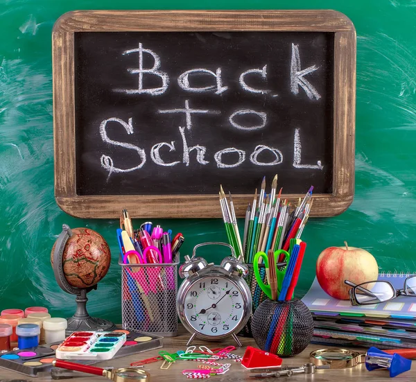 Okul malzemeleri için çalışma masasında bileşiminde