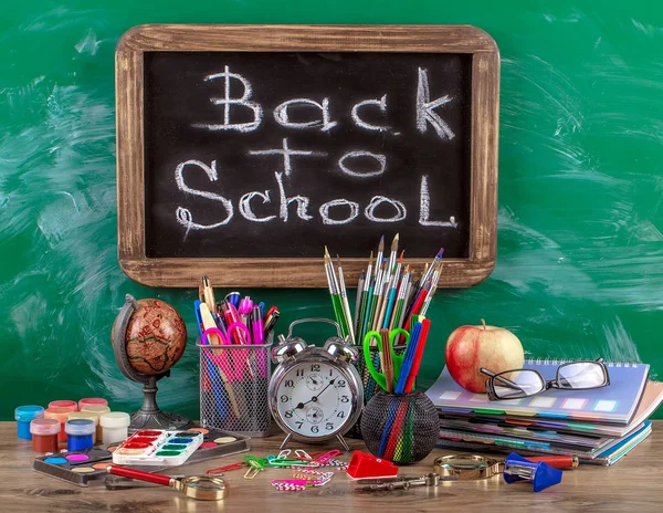 Okul malzemeleri için çalışma masasında bileşiminde