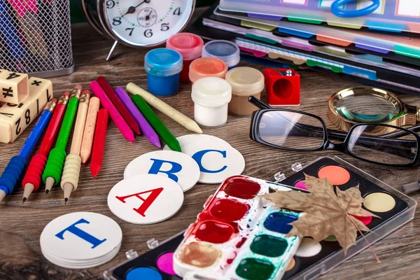 Okul malzemeleri için çalışma masasında bileşiminde