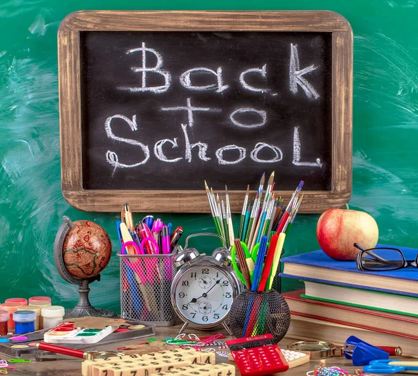 Okul malzemeleri için çalışma masasında bileşiminde