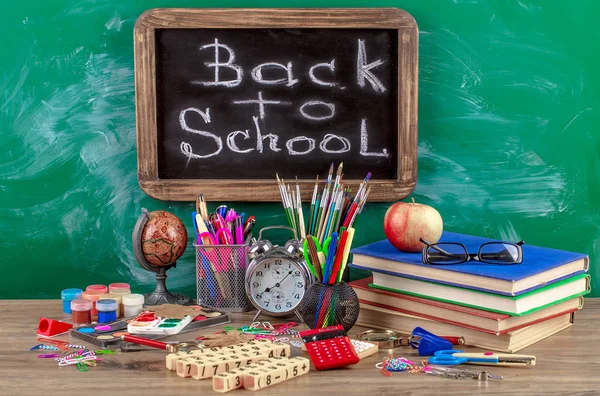 Okul malzemeleri için çalışma masasında bileşiminde