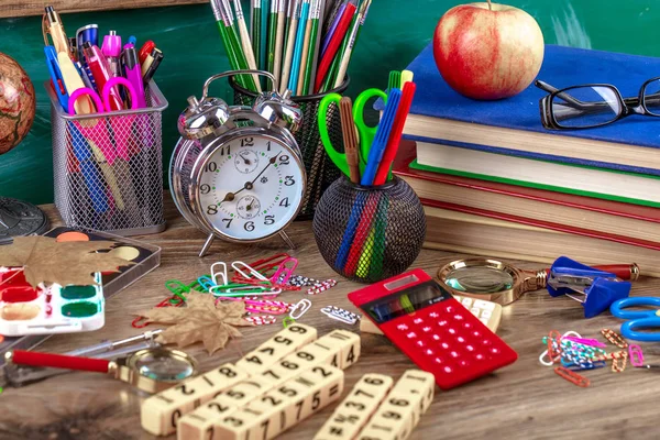 Okul malzemeleri için çalışma masasında bileşiminde