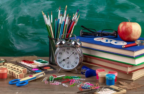 Okul malzemeleri için çalışma masasında bileşiminde