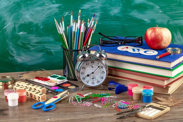 Okul malzemeleri için çalışma masasında bileşiminde