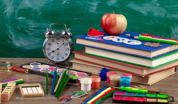 Okul malzemeleri için çalışma masasında bileşiminde