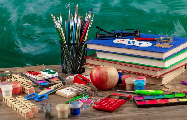 Okul malzemeleri için çalışma masasında bileşiminde