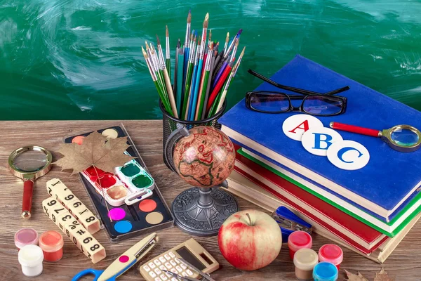 Okul malzemeleri için çalışma masasında bileşiminde