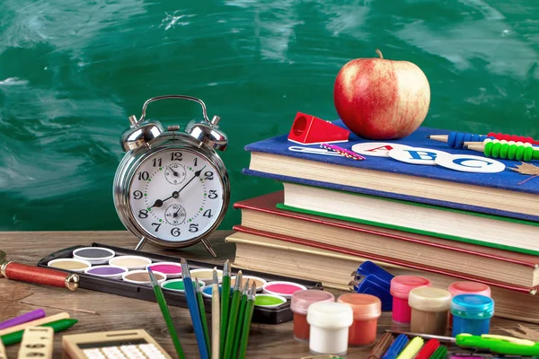 Okul malzemeleri için çalışma masasında bileşiminde