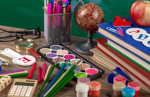 Okul malzemeleri için çalışma masasında bileşiminde