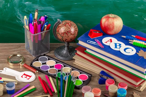 Okul malzemeleri için çalışma masasında bileşiminde