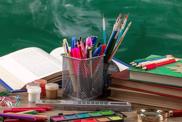 Okul malzemeleri için çalışma masasında bileşiminde
