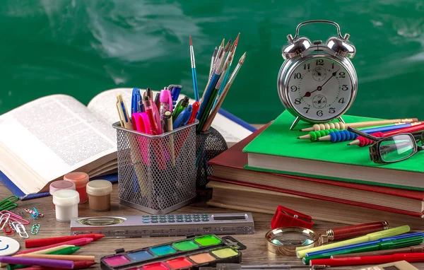 Okul malzemeleri için çalışma masasında bileşiminde