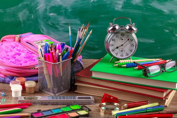 Okul malzemeleri için çalışma masasında bileşiminde