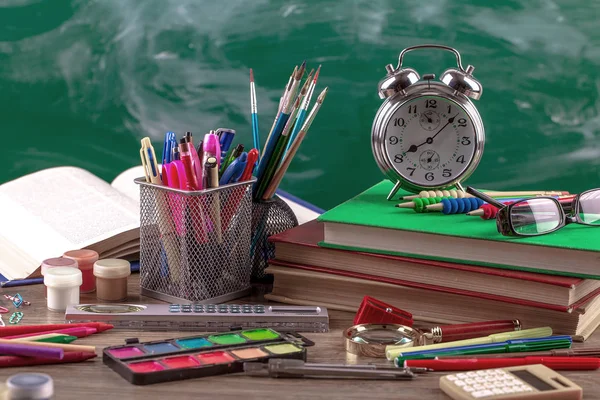 Okul malzemeleri için çalışma masasında bileşiminde