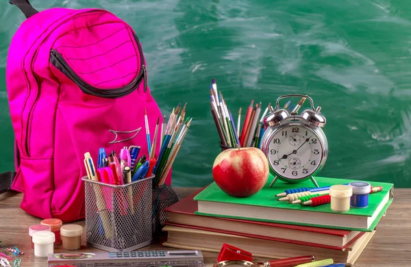 Okul malzemeleri için çalışma masasında bileşiminde