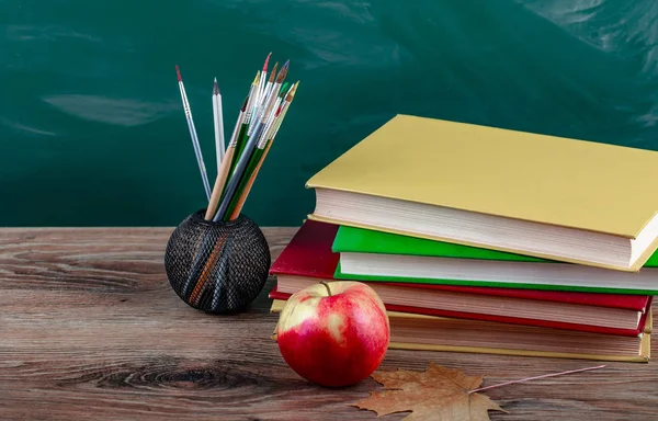 Okul malzemeleri için çalışma masasında bileşiminde