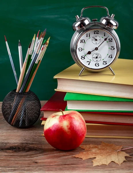 Okul malzemeleri için çalışma masasında bileşiminde