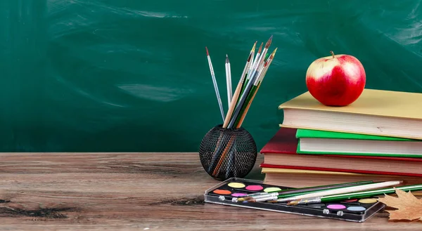 Okul malzemeleri için çalışma masasında bileşiminde