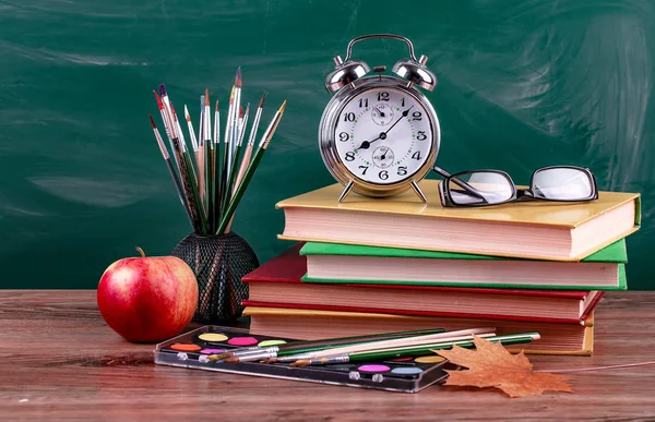 Okul malzemeleri için çalışma masasında bileşiminde