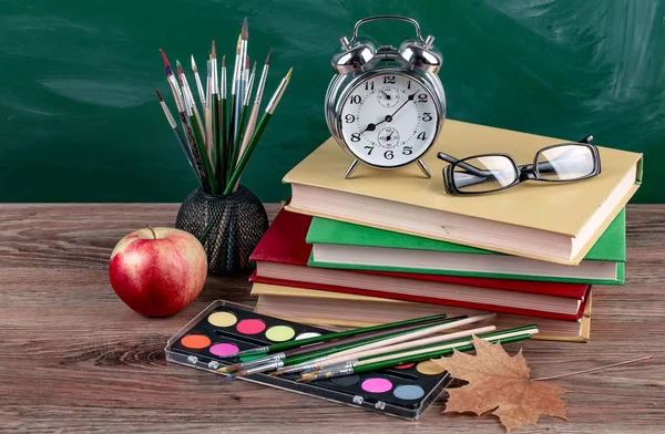 Okul malzemeleri için çalışma masasında bileşiminde