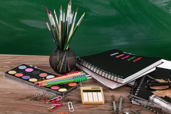 Okul malzemeleri için çalışma masasında bileşiminde