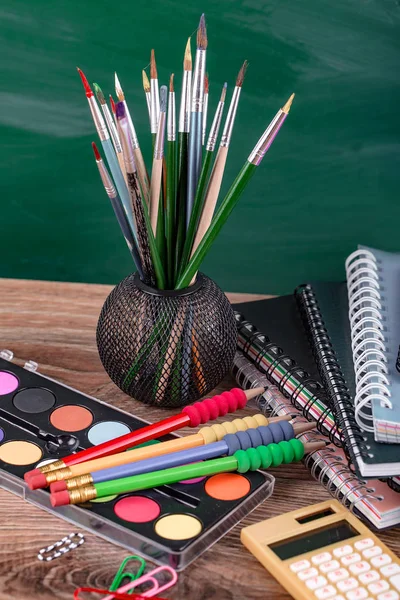 Okul malzemeleri için çalışma masasında bileşiminde