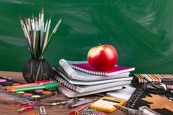 Okul malzemeleri için çalışma masasında bileşiminde