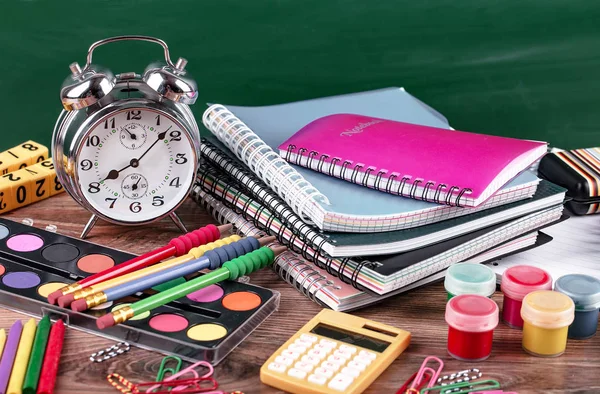 Okul malzemeleri için çalışma masasında bileşiminde