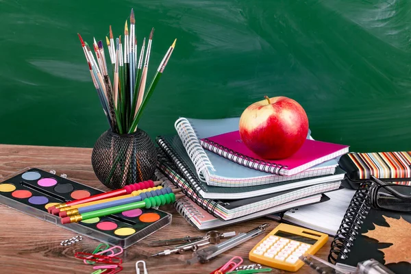 Okul malzemeleri için çalışma masasında bileşiminde