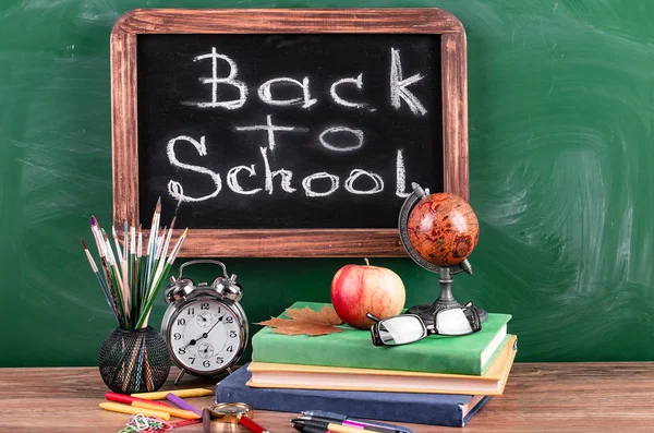 Okul malzemeleri için çalışma masasında bileşiminde