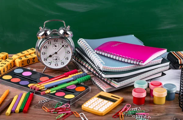 Okul malzemeleri için çalışma masasında bileşiminde