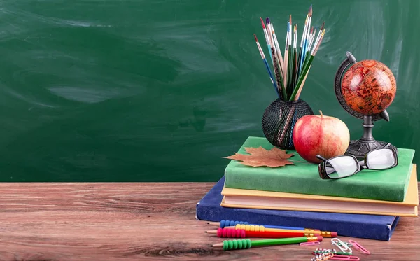 Schulmaterialien Für Das Studium Der Zusammensetzung Auf Dem Tisch — Stockfoto