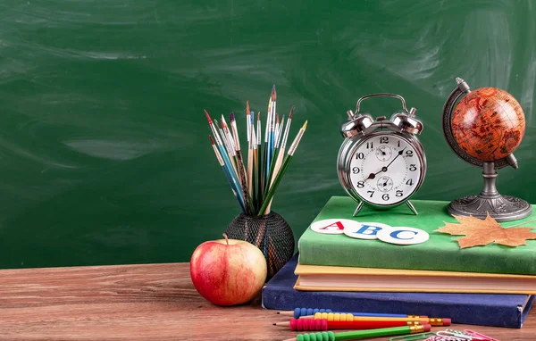 Okul malzemeleri için çalışma masasında bileşiminde