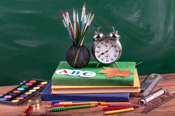 Okul malzemeleri için çalışma masasında bileşiminde