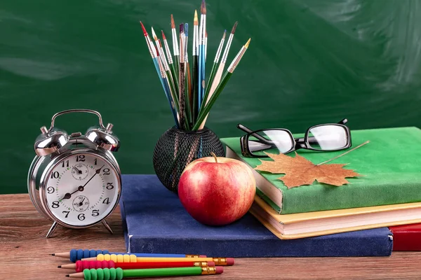 Okul malzemeleri için çalışma masasında bileşiminde