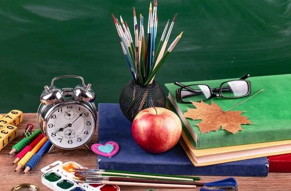 Okul malzemeleri için çalışma masasında bileşiminde