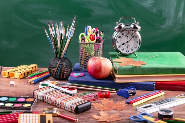 Okul malzemeleri için çalışma masasında bileşiminde