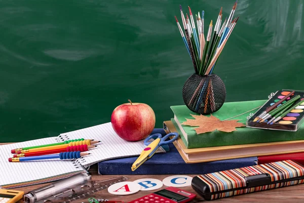 Okul malzemeleri için çalışma masasında bileşiminde