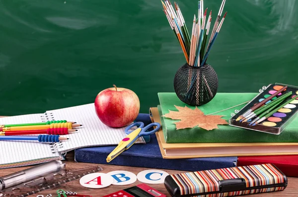 Okul malzemeleri için çalışma masasında bileşiminde