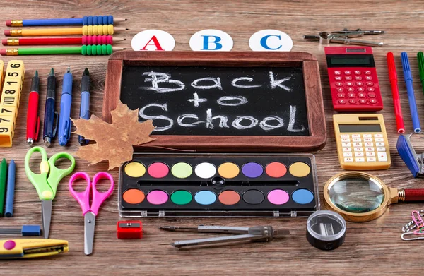 Okul malzemeleri için çalışma masasında bileşiminde