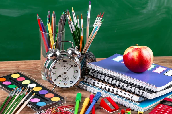 Okul malzemeleri için çalışma masasında bileşiminde