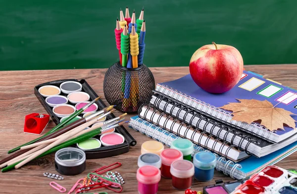 Okul malzemeleri için çalışma masasında bileşiminde