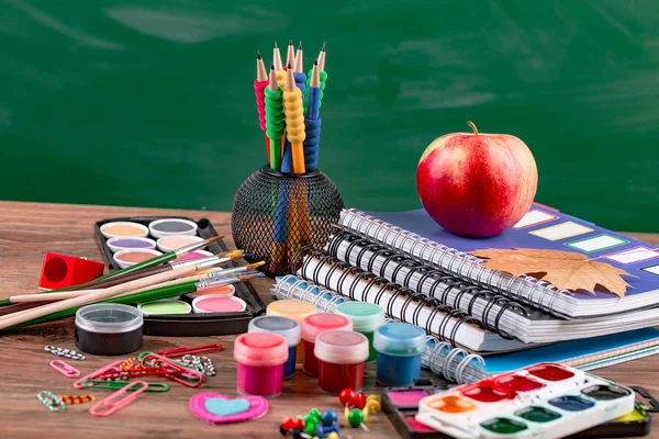 Okul malzemeleri için çalışma masasında bileşiminde