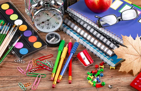 Okul malzemeleri için çalışma masasında bileşiminde