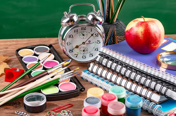 Okul malzemeleri için çalışma masasında bileşiminde