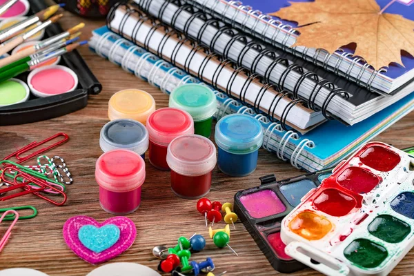 Okul malzemeleri için çalışma masasında bileşiminde